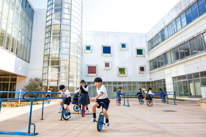 中庭は児童たちの遊び場であり、学びの場です。（日本大学藤沢小学校）