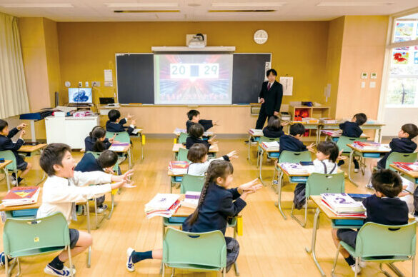 記号の向きを、体を使って表現し、不等号・等号を学ぶ授業（日本大学藤沢小学校）