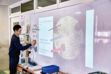 精華小学校の特長ある学び「英語でサイエンス」