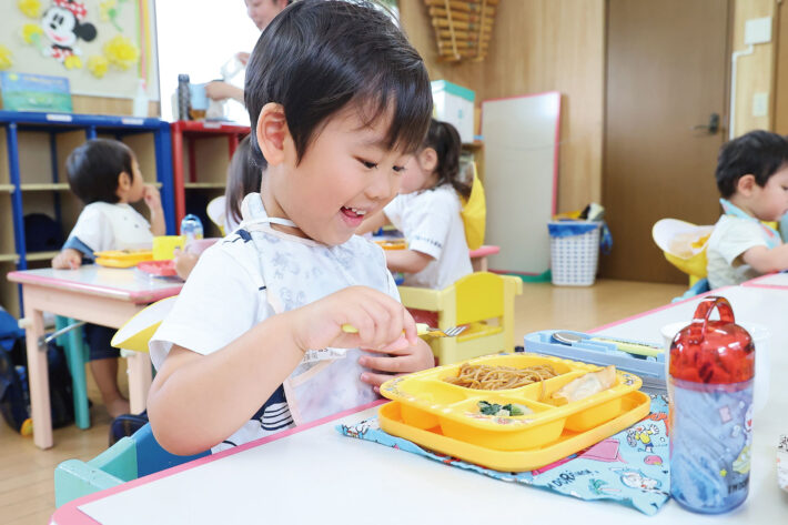 ゆりかご幼稚園　満3歳児クラスの給食の時間