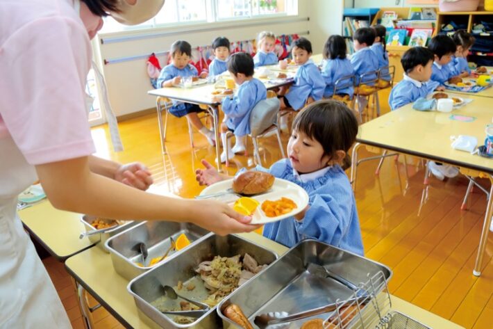 愛和太陽幼稚園の給食の時間