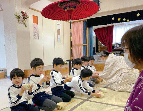 ナザレ幼稚園のコーナー保育では、お茶会も経験できます