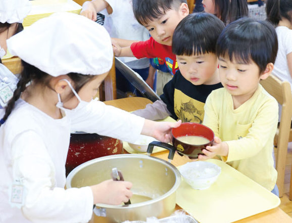 つどいの森もみの木こども園が作るあたたかい給食