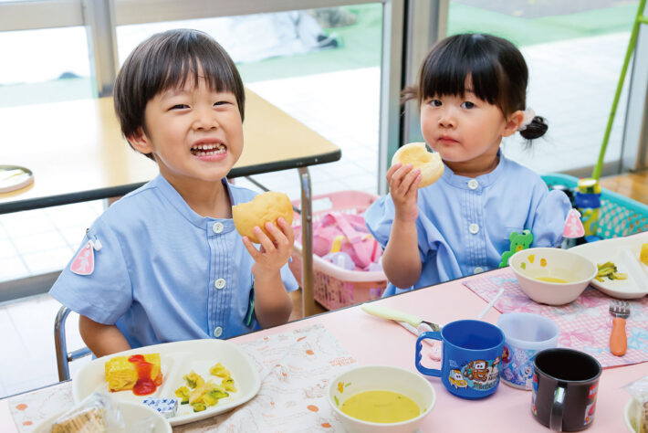 藤が丘幼稚園ガラス張りの「見えるキッチン」で作られる給食