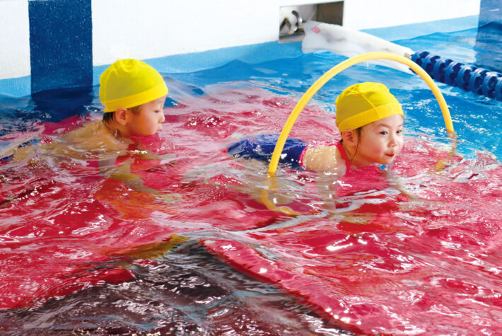 藤が丘幼稚園 園内で行われる水泳の時間