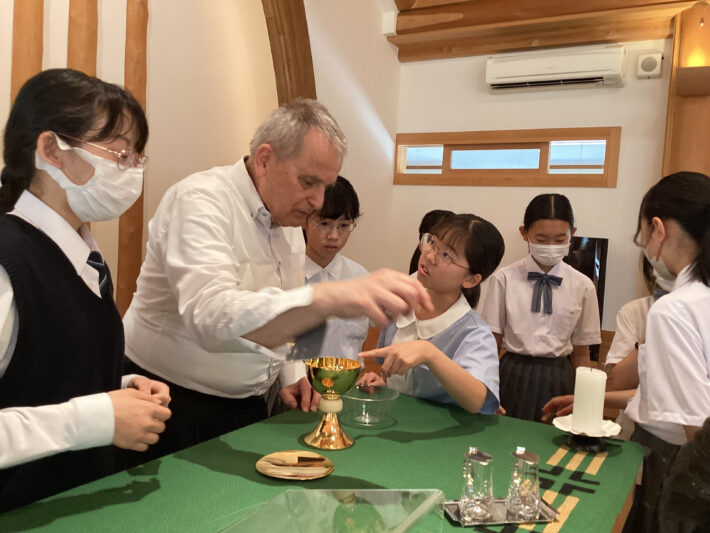 聖園女学院では学校長ミカエル・カルマノ神父様によるミサが、年4回行われます