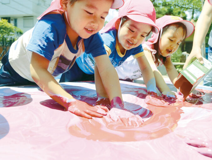 宮前幼稚園の「絵の具のぬたくりあそび」