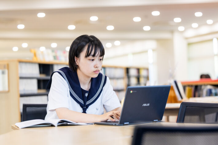 湘南白百合中学・高等学校の図書館