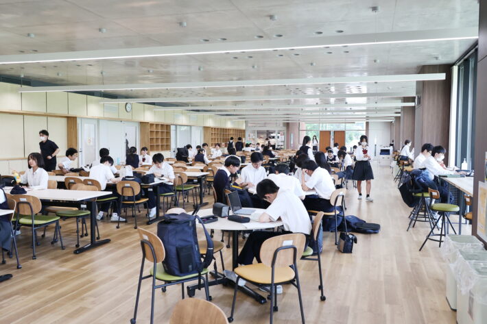 東京農業大学第一高等学校・中等部の新2号館のラウンジ