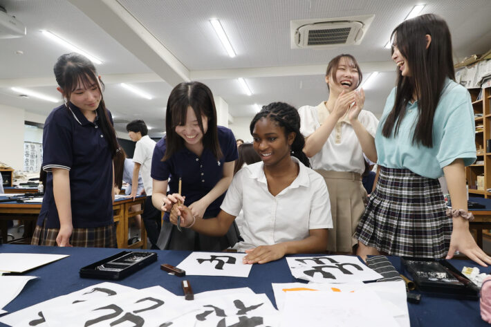 成城学園中学校高等学校の書道にチャレンジする留学生