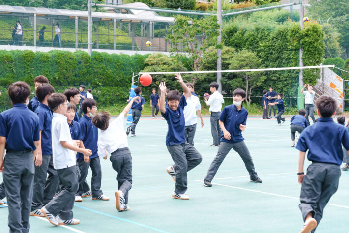 高輪中学高等学校 昼休みのグラウンド