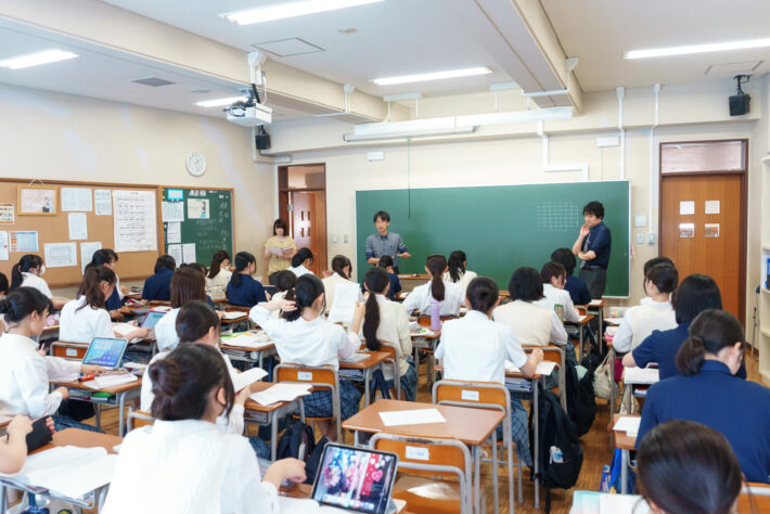 玉川聖学院中等部・高等部「総合科・人間学」の授業