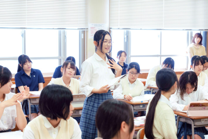 玉川聖学院中等部・高等部　グループで意見を交換し、代表者が発表する「シェアリング」