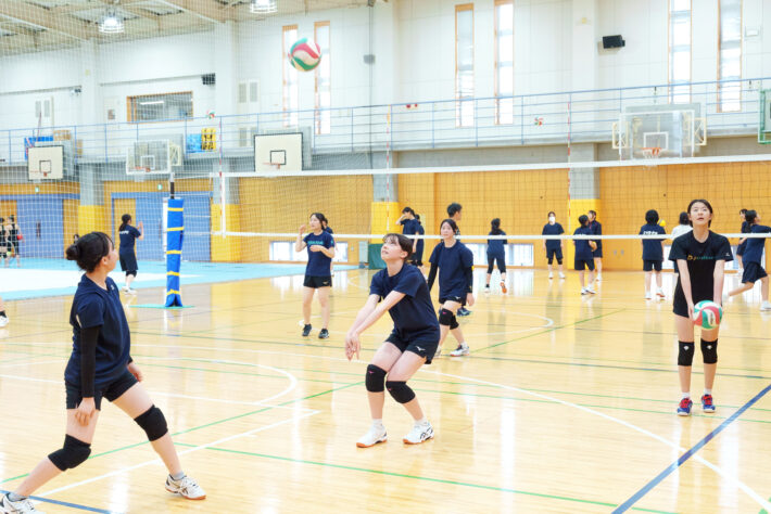 玉川聖学院中等部・高等部の部活動 バレーボール部の練習風景