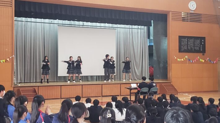 青稜中学校・高等学校　新入生歓迎会の様子