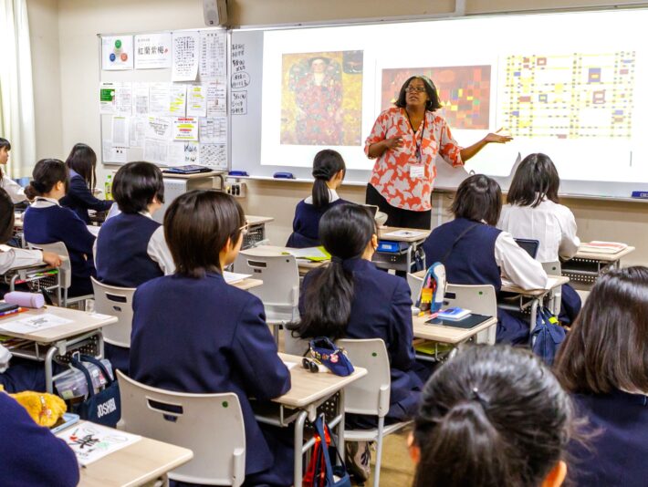 女子美術大学付属高等学校・中学校　アート・イングリッシュの授業
