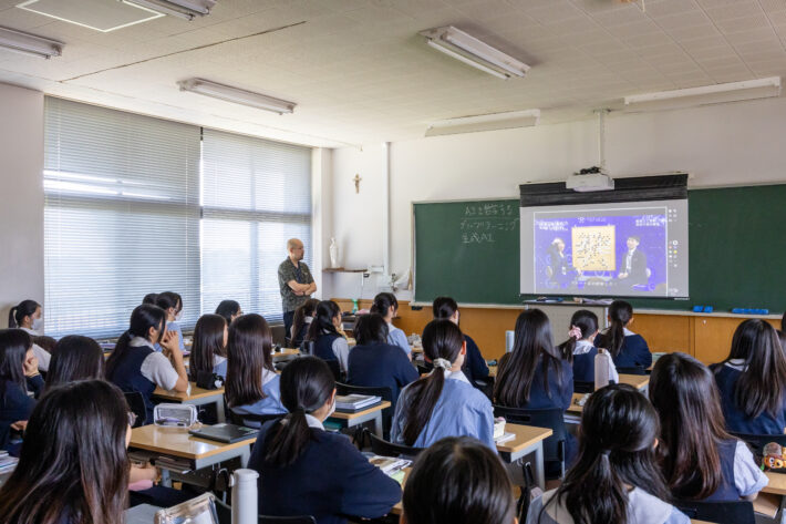 清泉女学院中学高等学校のAI囲碁ソフト「AlphaGo」に関するドキュメンタリーフィルムを鑑賞