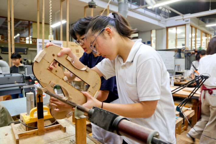 玉川学園中学部・高等部の木工をテーマにした自由研究でバイオリンを制作しているところ