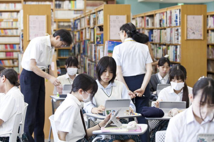 トキワ松学園中学校高等学校のラーニングコモンズでの授業風景