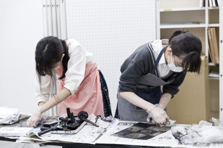 トキワ松学園中学校のエッチング版画を制作する授業