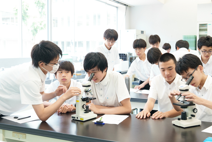 東京都市大学付属中学校・高等学校の授業風景