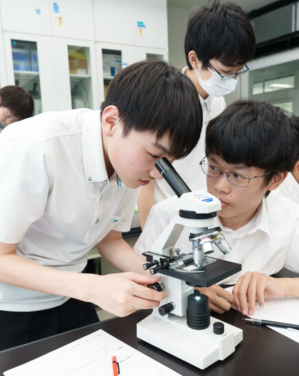 東京都市大学付属中学校・高等学校　科学実験の授業風景