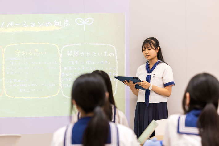 日本女子大学附属中学校・高等学校「建物のリノベーション」をテーマに、中間発表を行う生徒