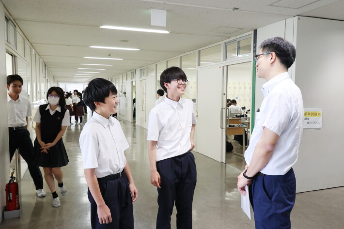 東京農業大学第一高等学校・中等部 >先生と生徒が談笑する姿も学校中のあちらこちらで見かけます