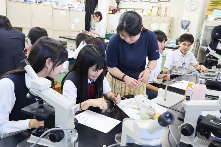 東京農業大学第一高等学校・中等部 理科の実験の様子