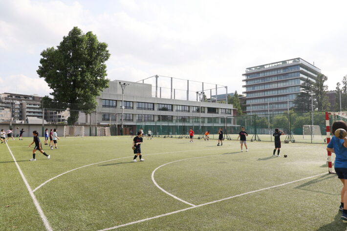東京農業大学第一高等学校・中等部の全面人工芝のグラウンド