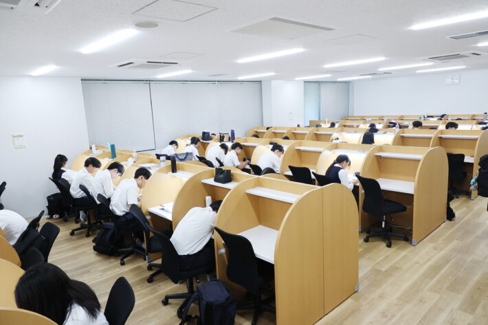 東京農業大学第一高等学校・中等部　ラウンジの隣にある自習室
