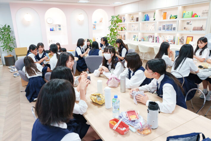 女子美術大学付属高等学校・中学校のカフェスペース