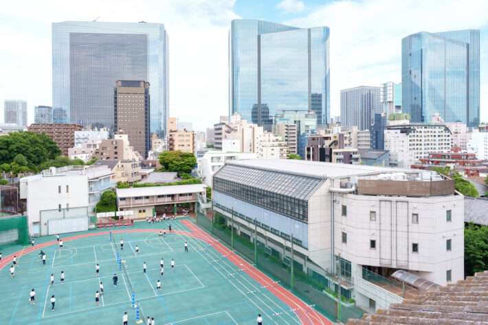高輪中学高等学校のテラスからは高輪ゲートウェイシティが一望できます