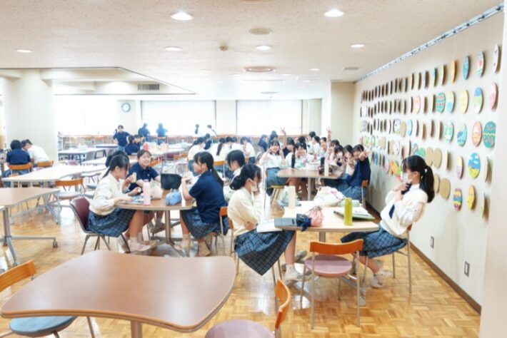 玉川聖学院中のラウンジ