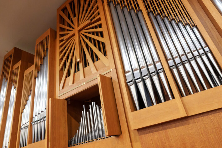 玉川聖学院中等部・高等部のホールには、本格的なパイプオルガンが設置されています。