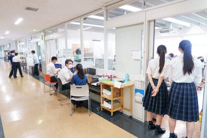 東京都市大学等々力中学校・高等学校の職員室前では気軽に質問や相談ができます。