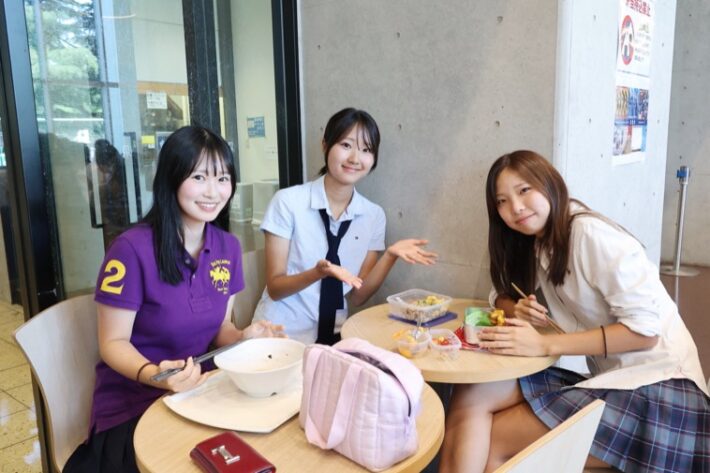 成城学園のカフェテリア