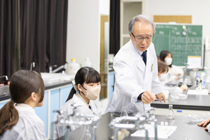清泉女学院中学高等学校 大学教授による専門的な実験講座