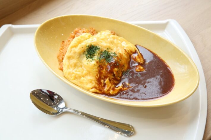 成城学園のランチメニューのオムライス