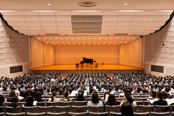 日本女子大学附属中学校・高等学校の音響設備を備えた1800人規模の大ホール