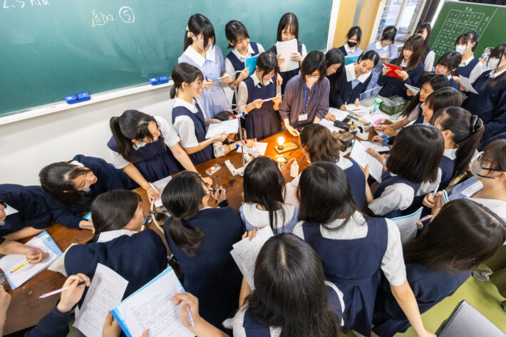 清泉女学院中学高等学校 理科の実験風景