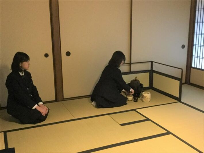 東京都市大学等々力中・高等学校の茶道部では、毎回お茶を点て、おいしいお菓子をいただきます。
