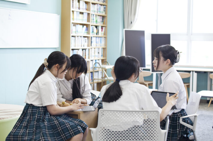 トキワ松学園中学校高等学校 図書室に併設するラーニングコモンズで行われる探究ゼミの一幕