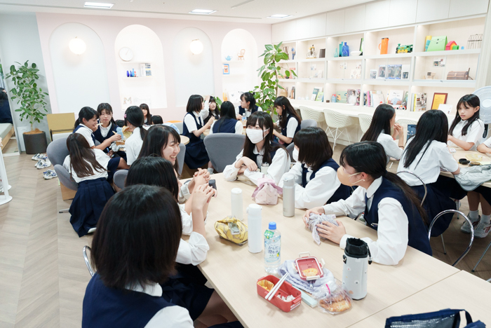 女子美のカフェテリア