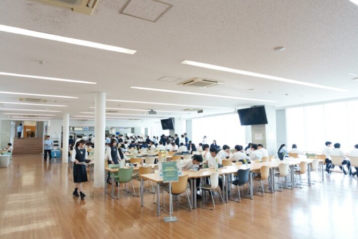 東京都市大学等々力中学校のカフェテリア