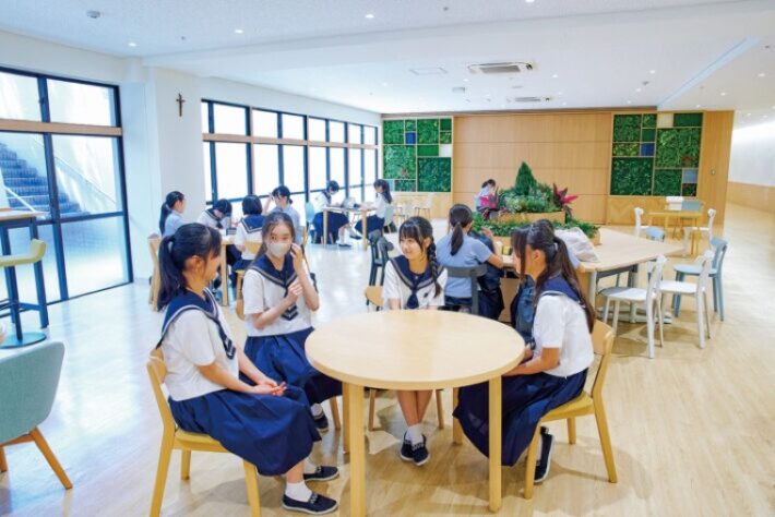 湘南白百合学園のラウンジ