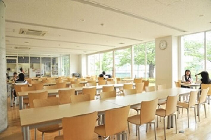 神奈川学園のラウンジ