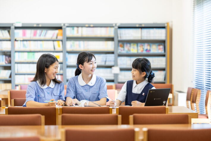 清泉女学院中学高等学校の図書館