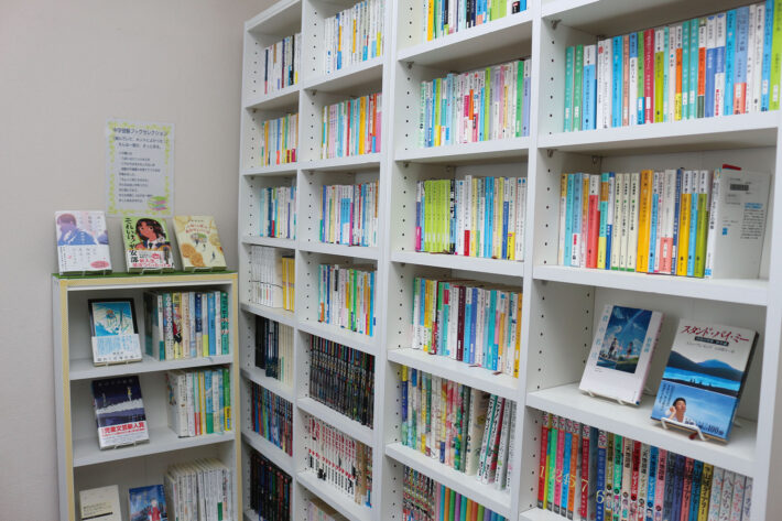 陽光学院には3000冊以上の蔵書があります