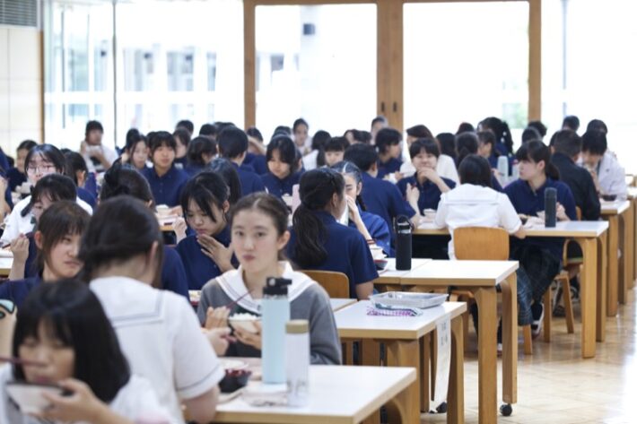 文京学院大学女子中学校の学食